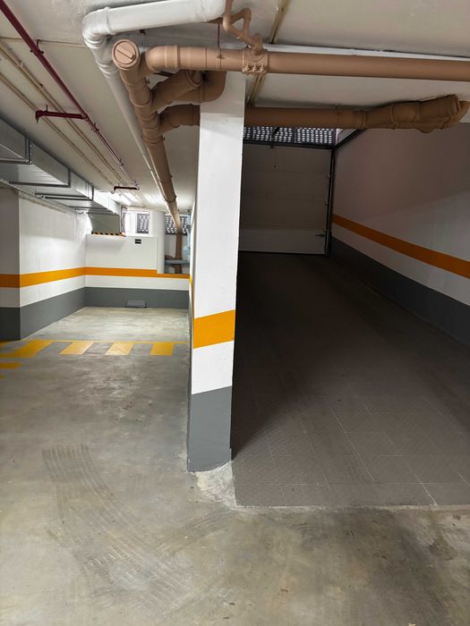 Lugar Garagem Carcavelos/Parede