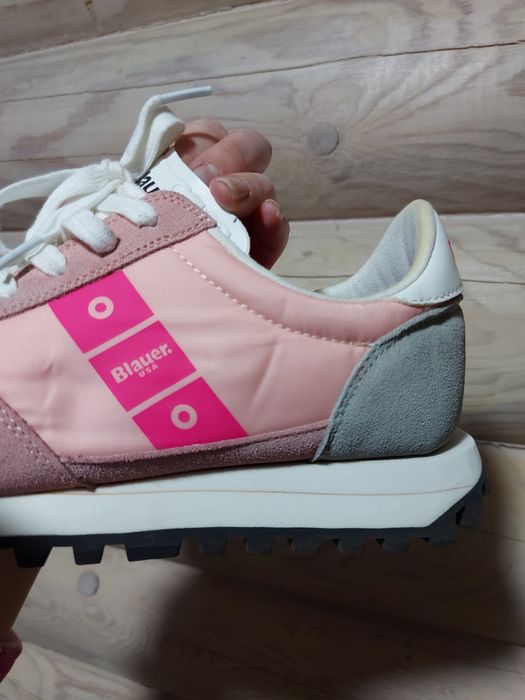 Стильні жіночі кросівки від американського бренду Blauer
Стильні жіноч