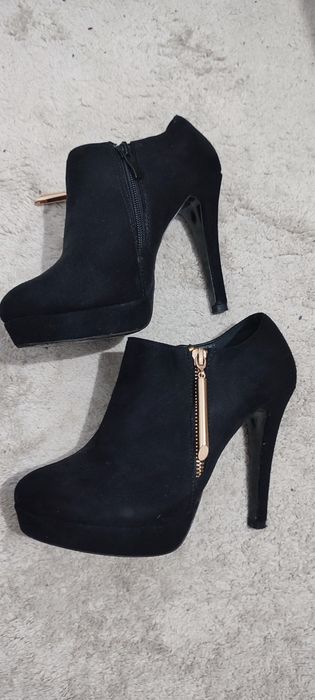 Botim salto alto preto