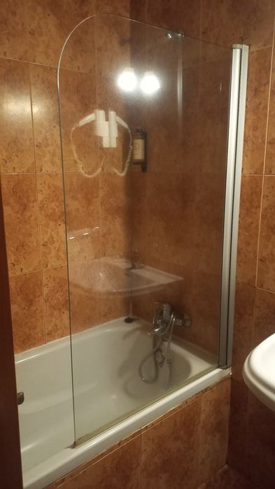 Lavatório e bidé e resguardo