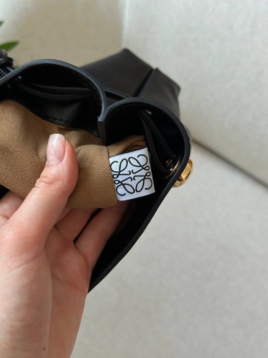 Сумка Loewe Pebble Pouch in Smooth Calfskin Black