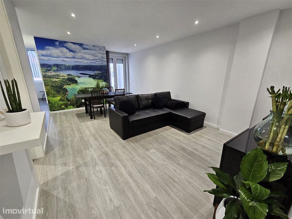 T2+1 remodelado-2ª linha-Centro-Póvoa de Varzim-Mobilado e equipado