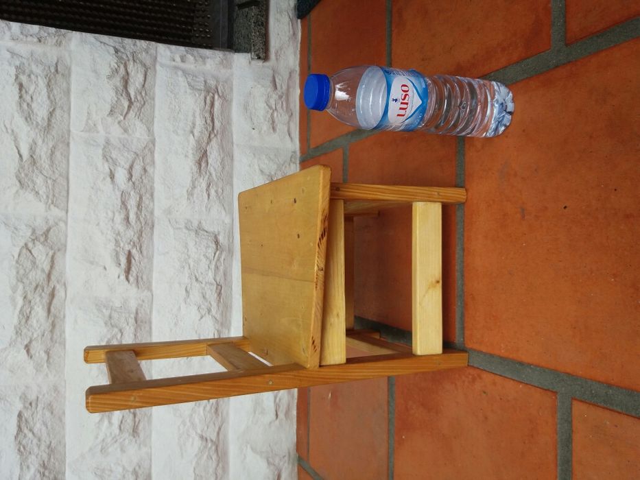 Cadeira de madeira pequena