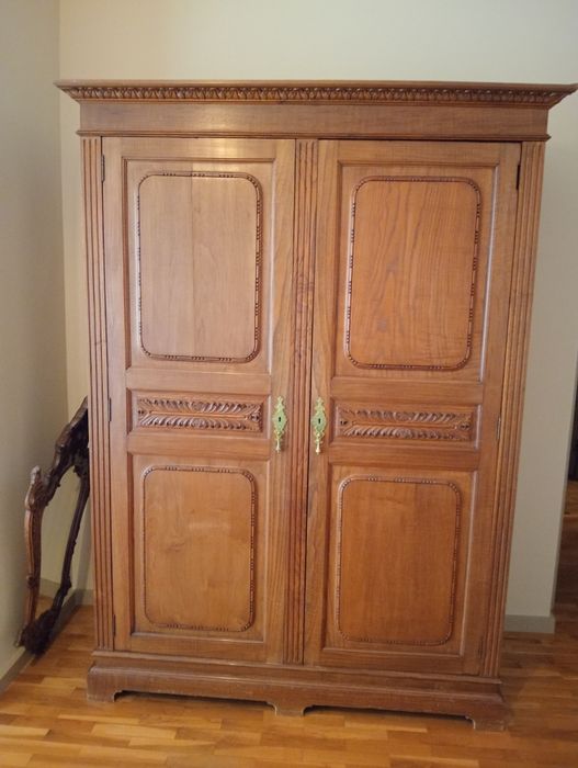 Cama antiga em madeira e roupeiro