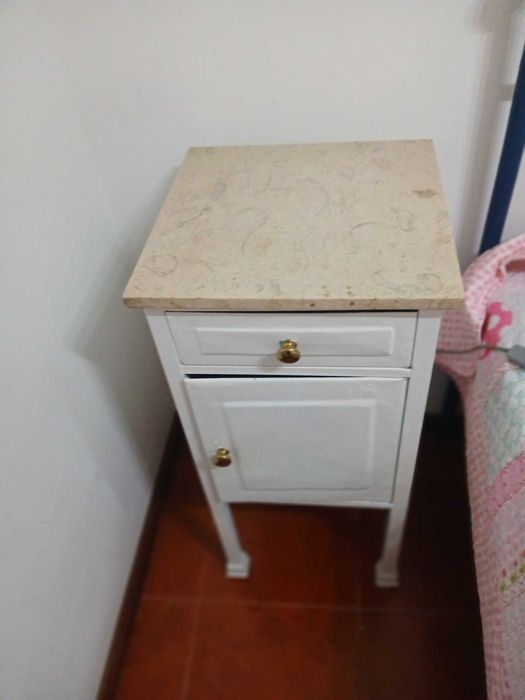 Mesa de Cabeceira Antiga