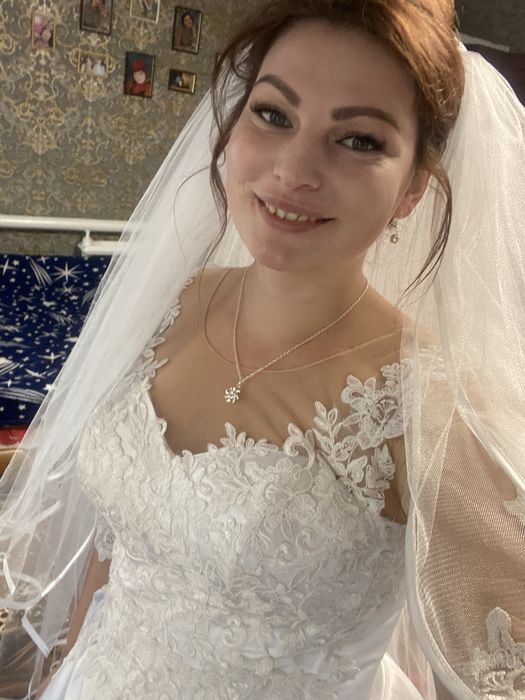 Продам весільну сукню