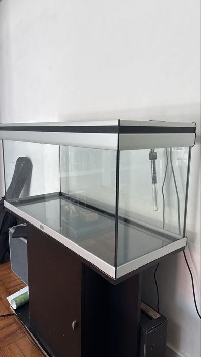 Aquário com armário de suporte