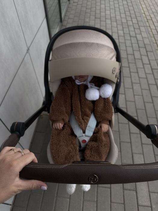 Шасі Cybex Mios та автолюлька Cybex Cloud t з квітами