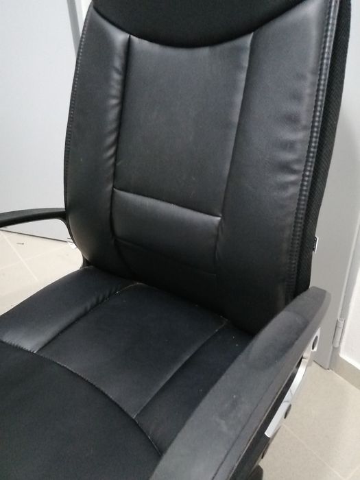 Cadeira de secretária em pele - Como nova!	Usada em Muito bom estado*