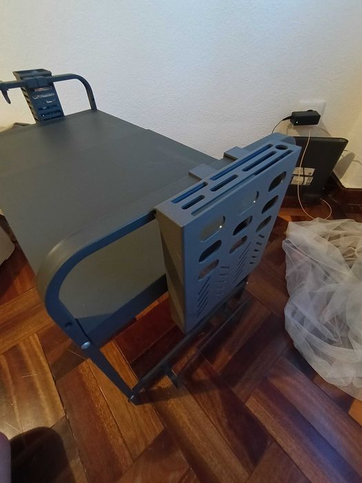 Estante de metal retrátil e expansível com itens - para cozinha