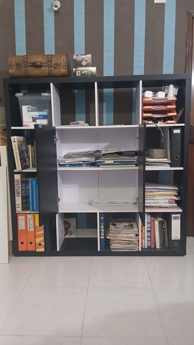 Estante, tom preto e branco "CONFORAMA"