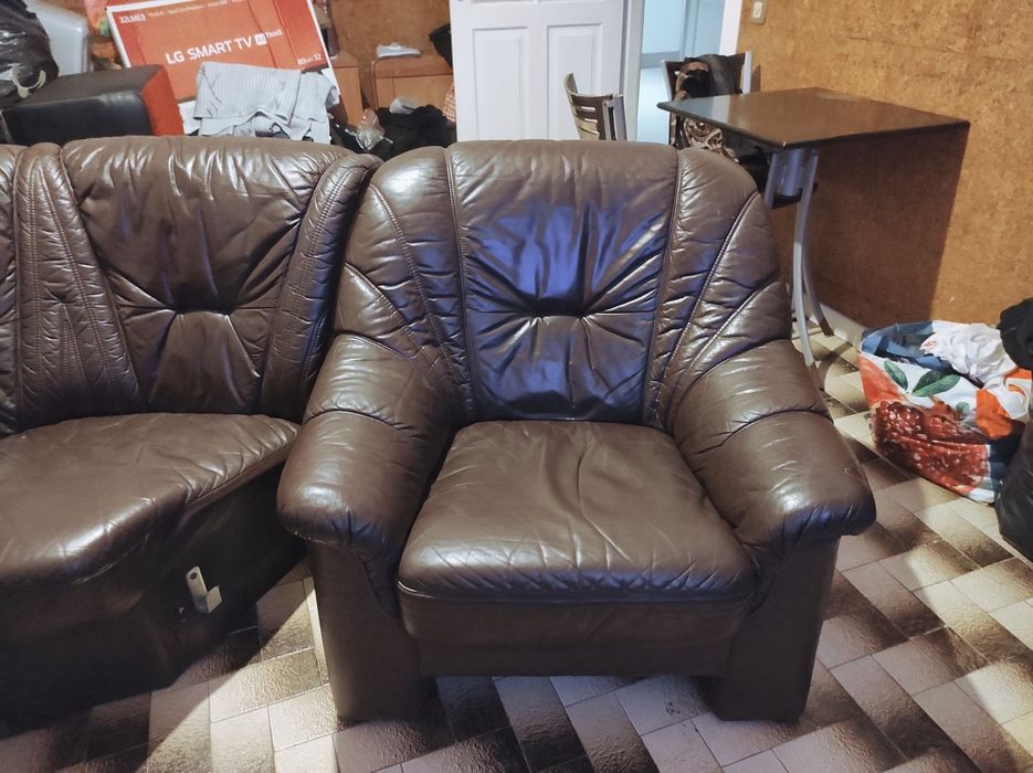 Sofá de couro em bom estado