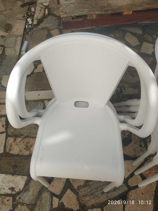 Vendo 8 cadeiras brancas em plástico usadas