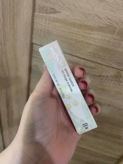 pomadka Clinique Almost Lipstick w odcieniu Black Honey