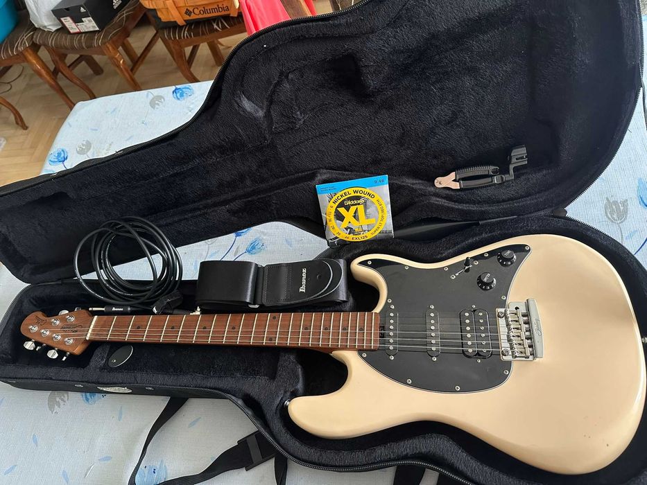 Sterling by Music Man Cutlass CT50HSS w wykończeniu Vintage Cream + pokrowiec, struny, kabel gitarowy 2m i pasek Ibanez, szczypce do cięcia strun