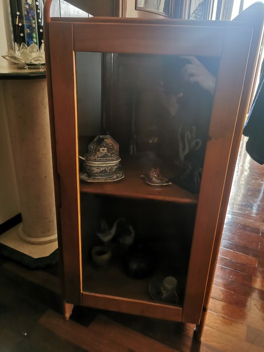 Vitrine com loiças e adereços