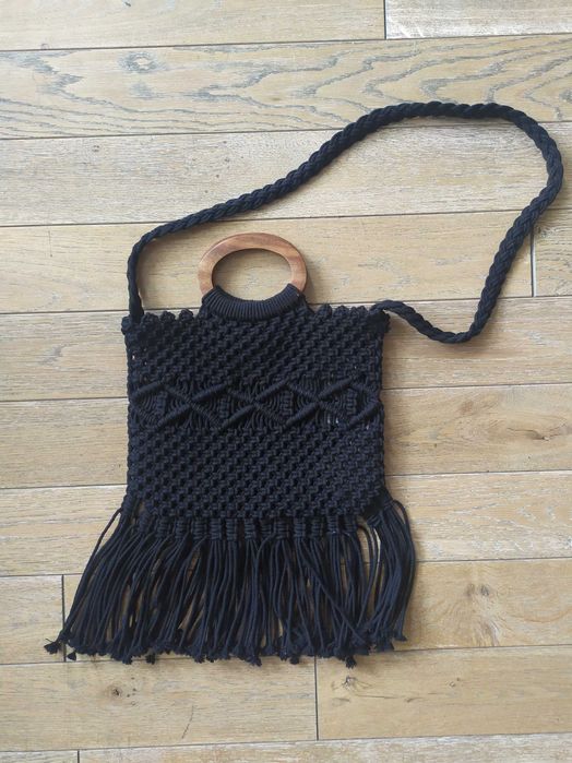 Elegancka czarna torba ze sznurka z frędzlami Bershka