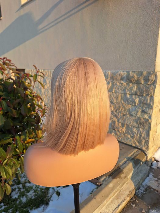 Krótka peruka bob blond z grzywką