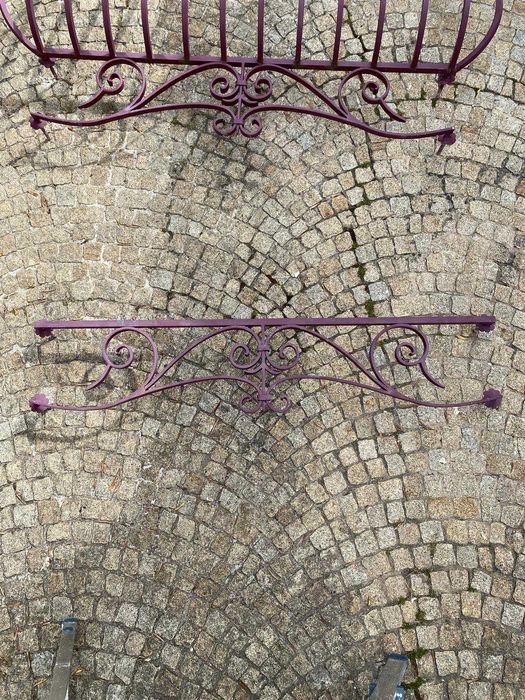 Grades de janelas em ferro de cor bordô