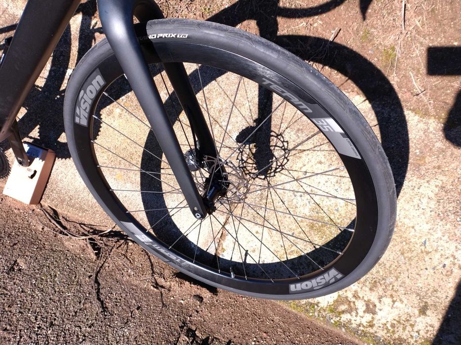 Bicicleta em carbono estrada ou gravel