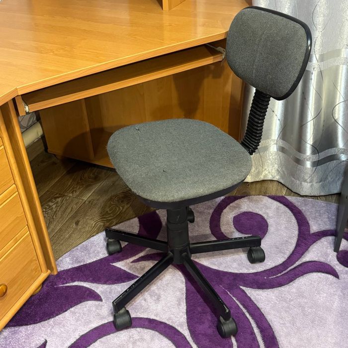 Продам угловий письмовий компʼютерний стіл