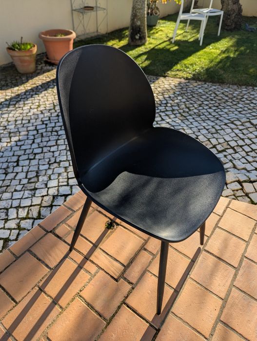Cadeiras pretas de metal
