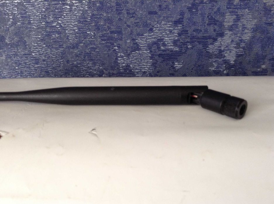 Антенна WiFi всенаправленная 2,4 ГГц и плюс WiFi роутер (под ремонт)