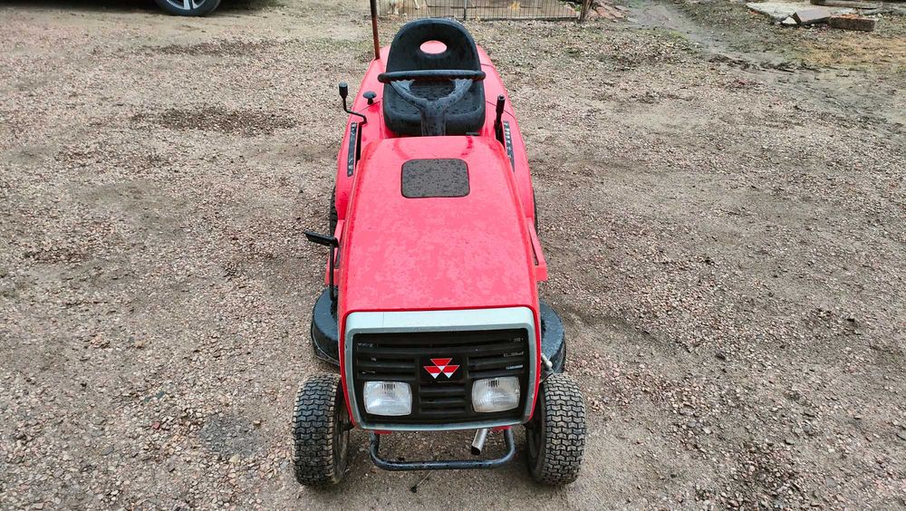 Traktorek do koszenia trawy Massey Ferguson 3212 z koszem