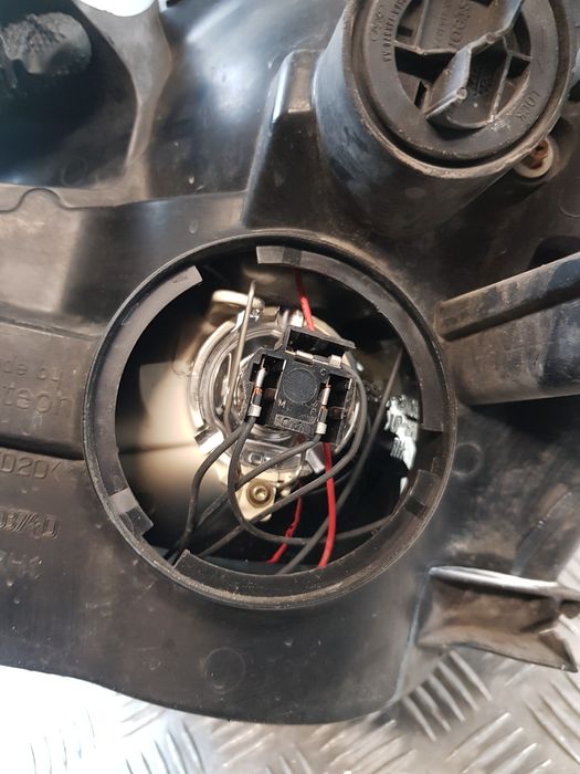 Lampa Prawa Przód Ford Fiesta Mk6 02R- Europa