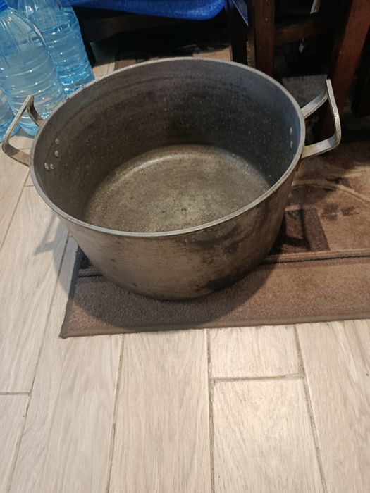 Большая алюминевая кастрюля