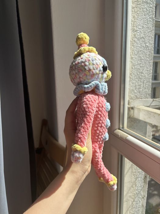 Szydełkowany pluszowy różowo-niebiesko-żółty klaun