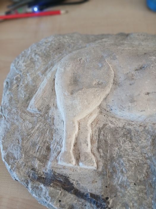 Escultura de cavalo em pedra