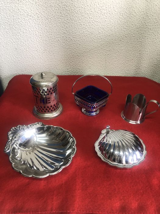 Varios objetos casquina e metal