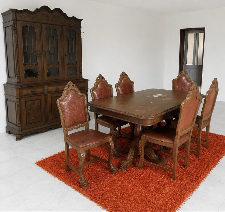 Conjunto de mesa, cadeiras e armario colonial