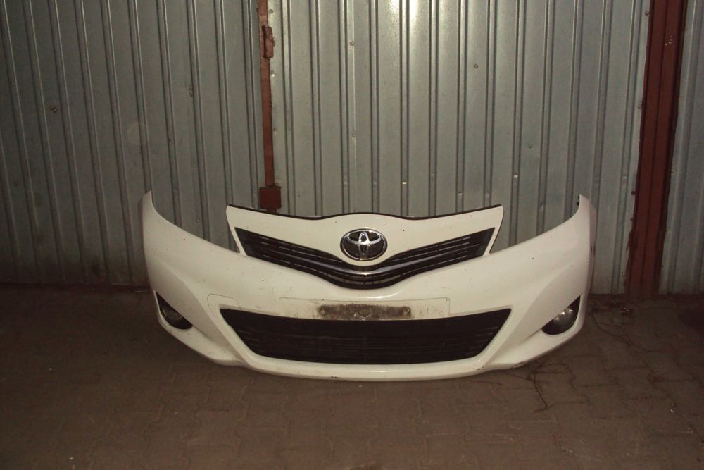 Toyota Yaris III zderzak przód