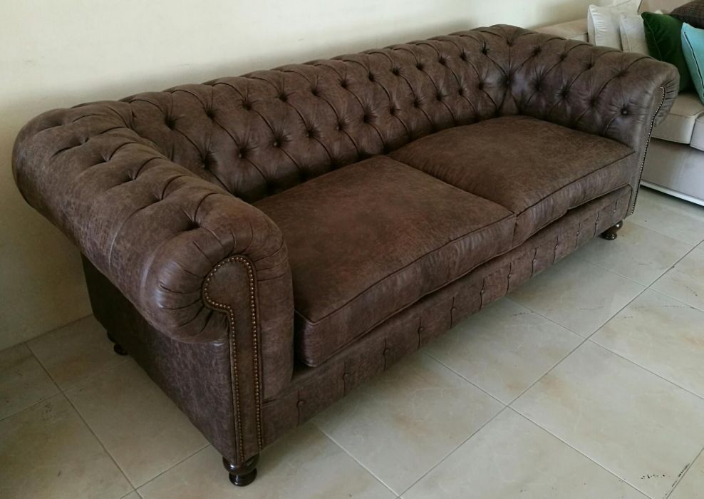 Sofá Chesterfield em microfibra efeito envelhecido - NOVO