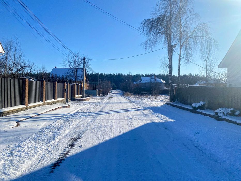 Продаж ділянки з готовим фундаментом та усіма комунікаціями біля лісу!