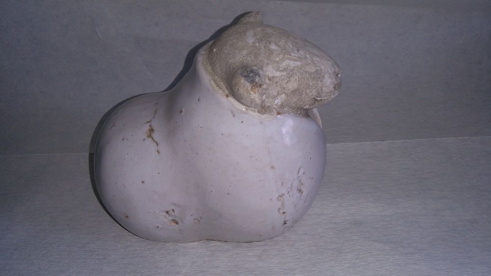 Figurka baranka , majolika , ręcz. wyk. wys. ok. 15 cm.