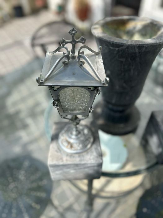 Conjunto de floreira e candeeiros