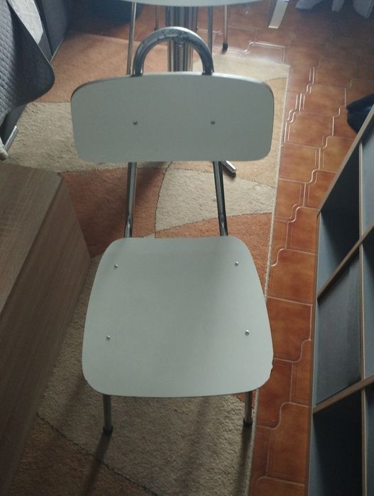 Mesa branca com 2 cadeiras64752341568129123