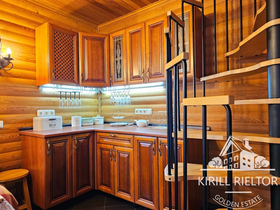 В городке "Золотые Ключи" продается дом с баней и бассейном