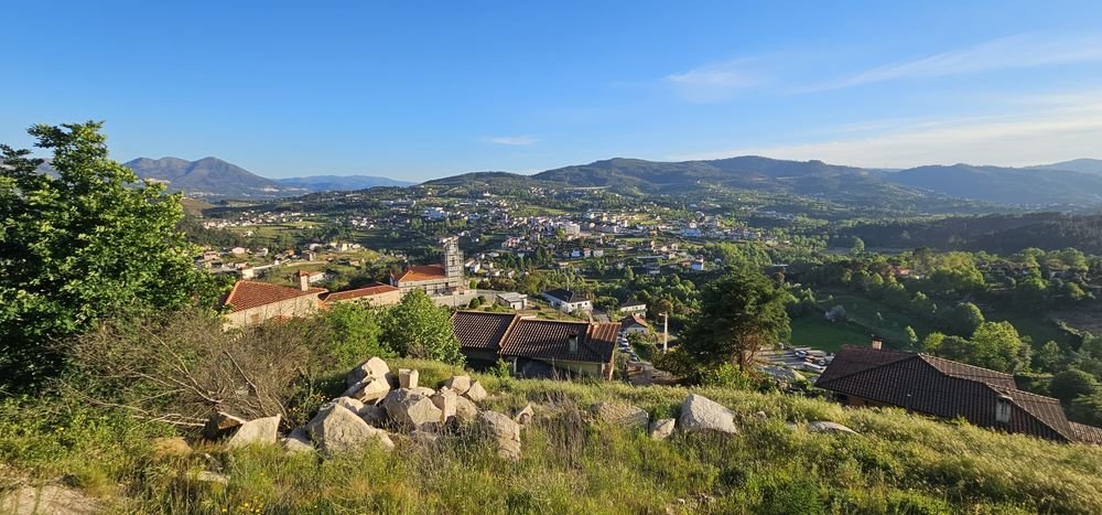 Vendo terreno com uma excelente exposição solar e vistas magnificas