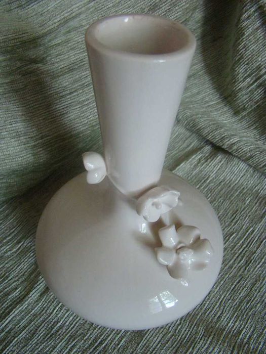 Biały ceramiczny wazon