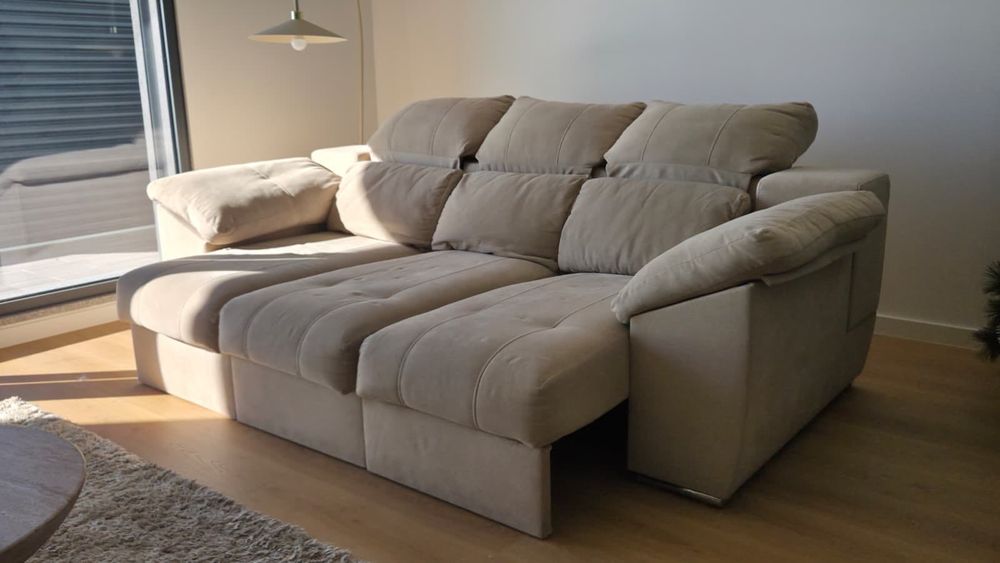 Sofá Deslizante Bege c/ Arrumação e Puffs – Como Novo