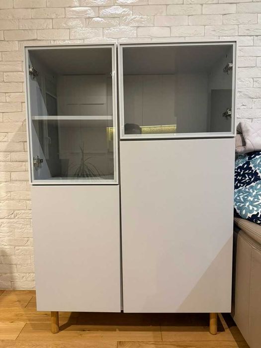 Szafka ze szklaną witryną