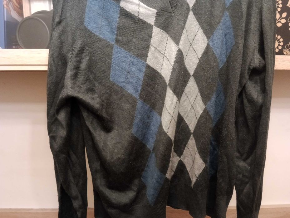 Czarny sweter   .