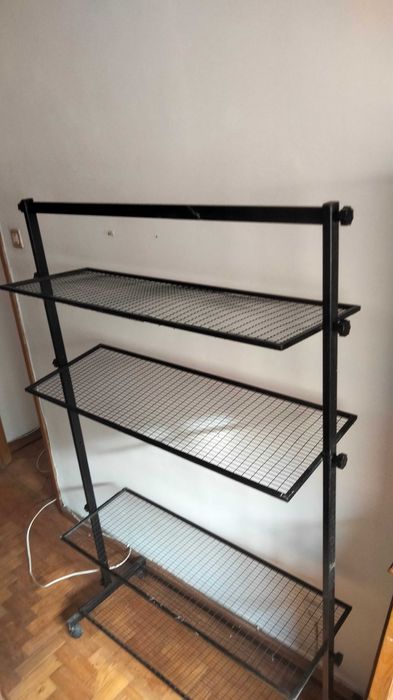 Expositor em ferro com 4 prateleiras