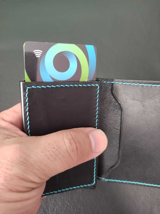 Porta-cartões em pele genuína