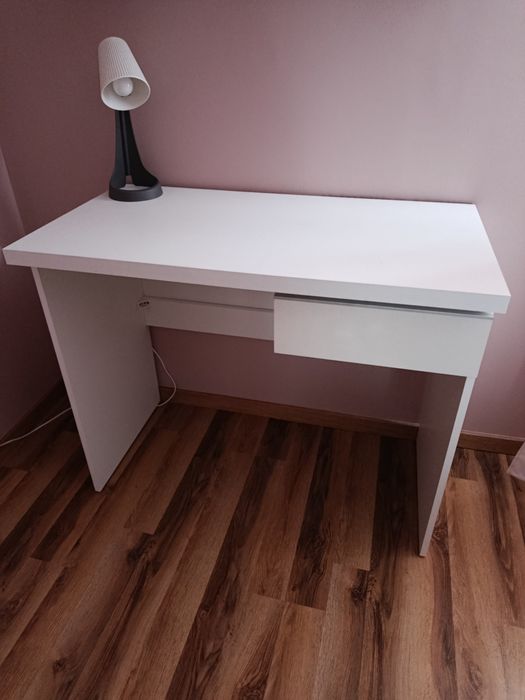 Białe biurko z szufladką