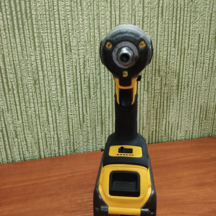 Гайковерта DeWalt 18-20вольт
